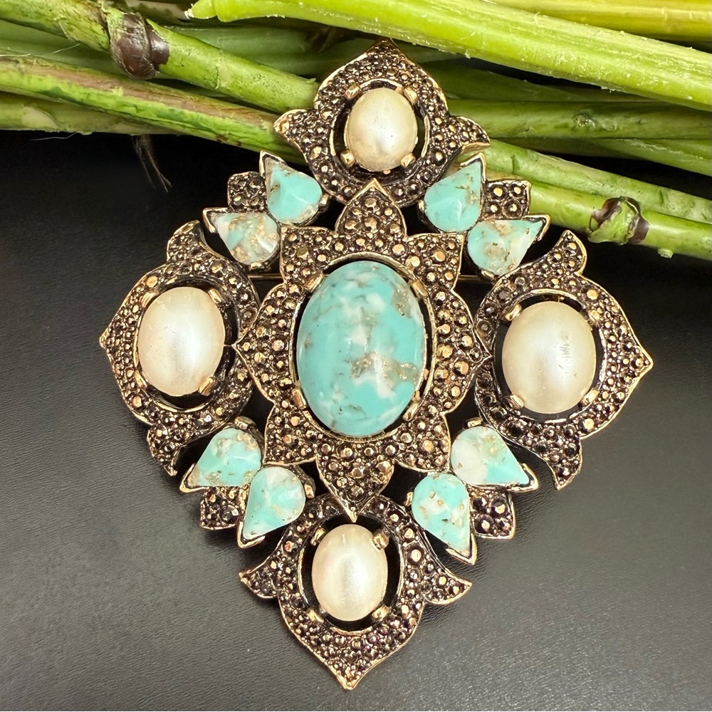 Vintage SARAH COVENTRY Faux Turquoise Pearl Cabochon Remembrance Brooch 28.5g.